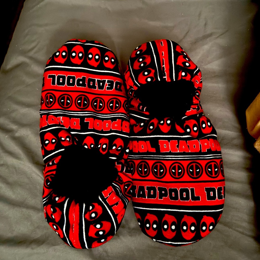 ☀️ Deadpool slipper socks.